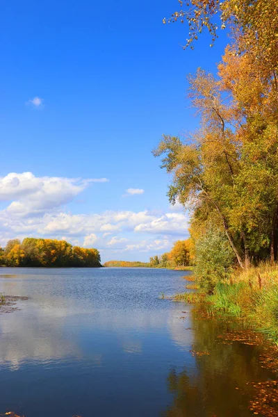 Paisaje otoñal con río —  Fotos de Stock