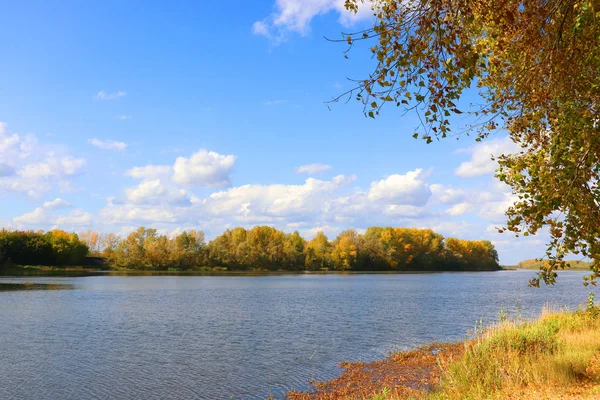 Осінній пейзаж з річкою — стокове фото