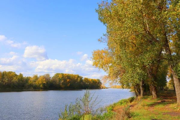 Paisaje otoñal con río —  Fotos de Stock