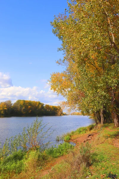 Paisaje otoñal con río —  Fotos de Stock