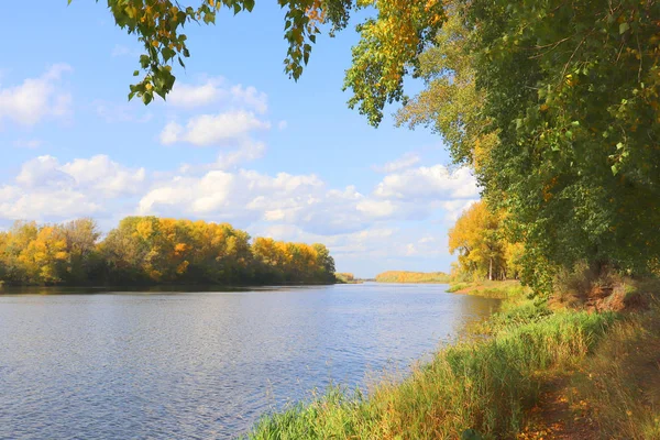 Paysage d'automne avec rivière — Photo