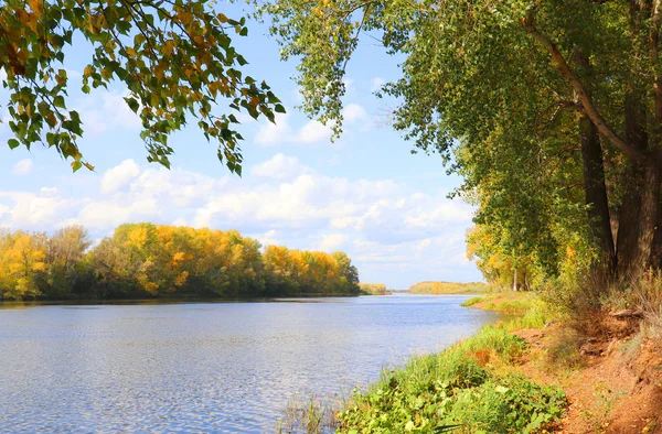 Осенний пейзаж с рекой — стоковое фото