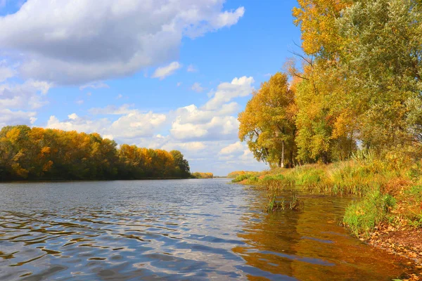 Осінній пейзаж з річкою — стокове фото