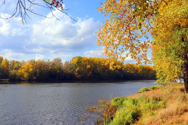 Jesienny krajobraz z rzeką — Zdjęcie stockowe