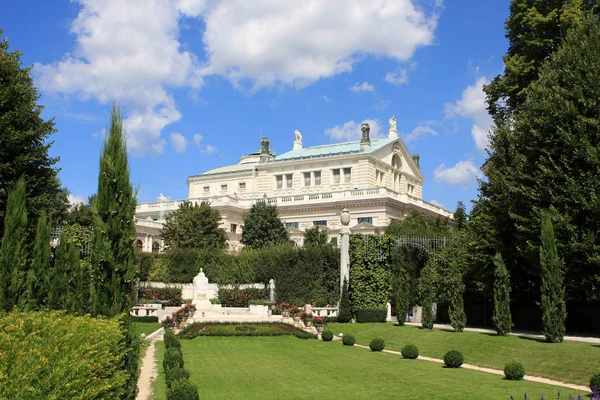 Vista Jardim Popular Volksgarten Com Burgtheater Histórico Segundo Plano Viena — Fotografia de Stock