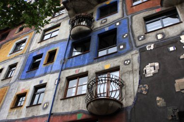 Hundertwasser Evi, Hundertwasserhaus, Avusturyalı ressam Friedensreich Hundertwasser tarafından tasarlanan mimar Joseph Krawina, Viyana, Avusturya