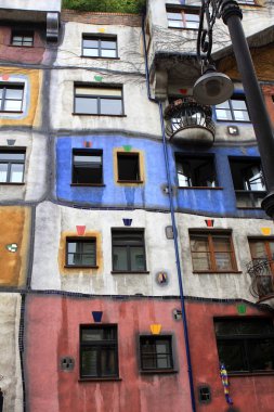 Hundertwasser Evi, Hundertwasserhaus, Avusturyalı ressam Friedensreich Hundertwasser tarafından tasarlanan mimar Joseph Krawina, Viyana, Avusturya