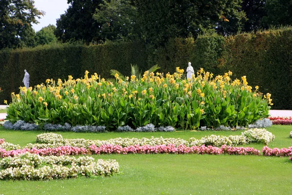 ベルヴェデーレ宮殿 ウィーン オーストリアで庭の花いっぱい花壇 — ストック写真