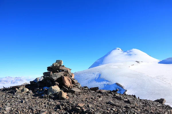 Monte Kazbek e cairn — Foto Stock