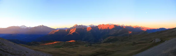 Salida del sol en altas montañas — Foto de Stock