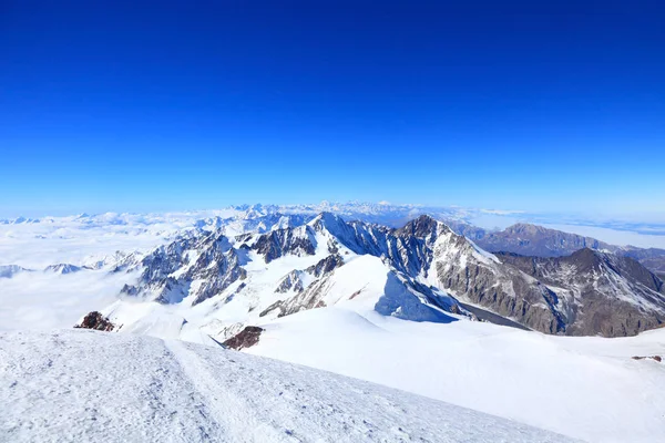 Kazbek의 꼭대기에서 보기 — 스톡 사진