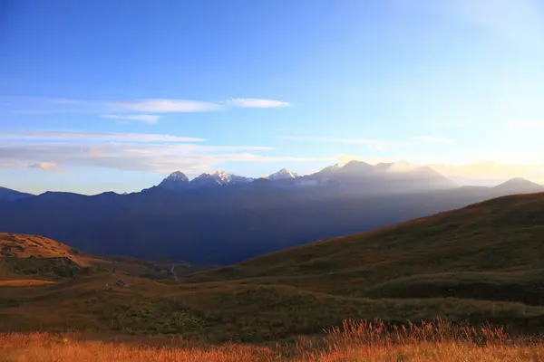 Coucher de soleil dans les montagnes — Photo