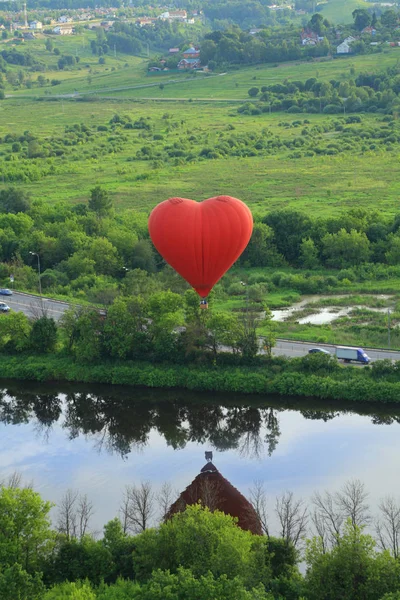 Flyga luftballong — Stockfoto