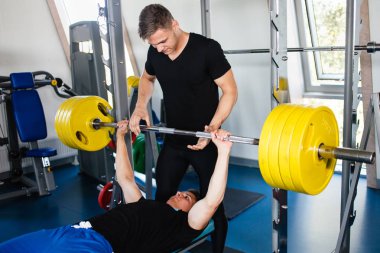 Kişisel antrenör ile Bench Press egzersiz