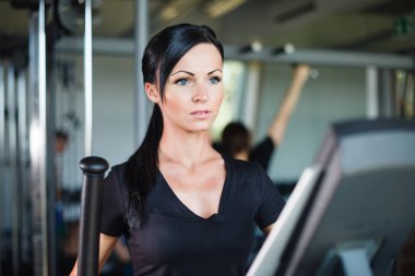 Spor salonunda siyah t-shirt esmer çalıştıran