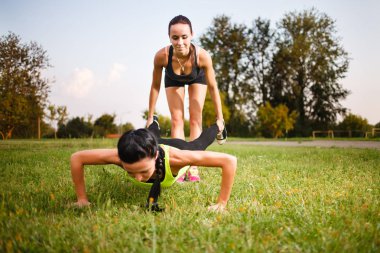 İki kız şınav. Açık egzersiz