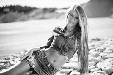 Kayaların üzerinde beyaz uzun saç modeli.