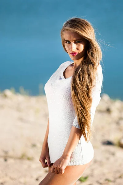 Mujer en la playa en un vestido blanco corto — Foto de Stock