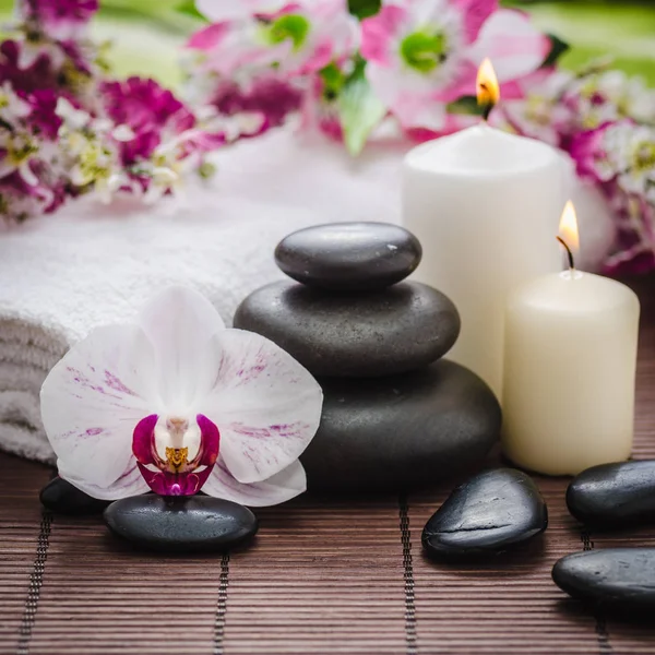 Wellness-Konzept mit Zen-Basaltsteinen — Stockfoto