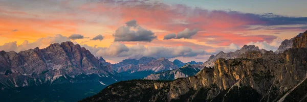 Zonsondergang in de Dolomieten Alps.Italy — Stockfoto