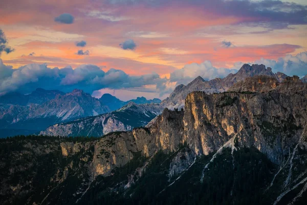 Coucher de soleil dans les Dolomites Alps.Italy — Photo