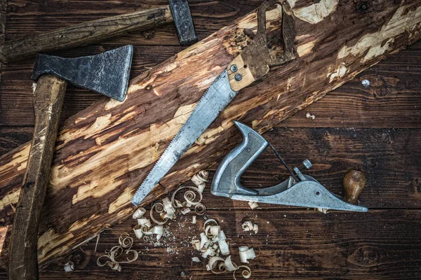 Staré tesařské nářadí na dřevěné desce — Stock fotografie