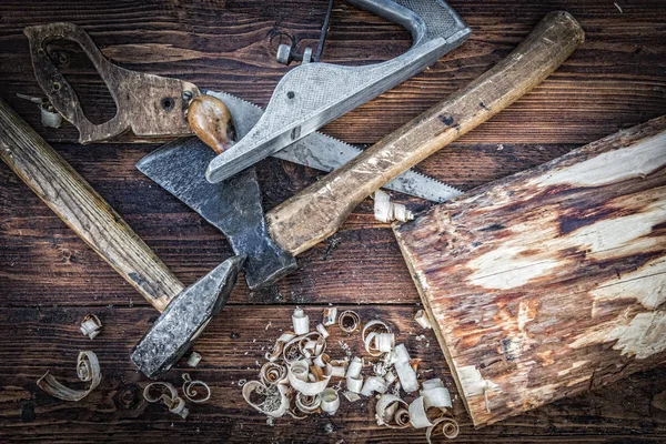 Vecchi strumenti di falegnameria sulla tavola di legno — Foto Stock