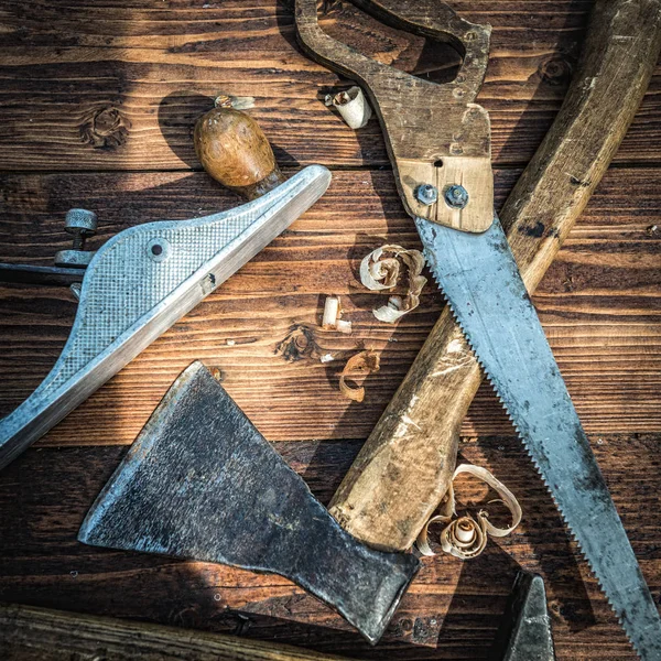 Vieux outils de menuiserie sur la planche de bois — Photo
