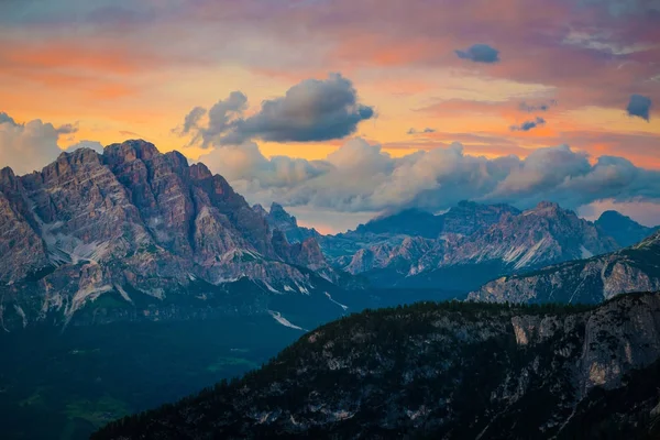Solnedgång vid den Dolomiterna Alps.Italy — Stockfoto
