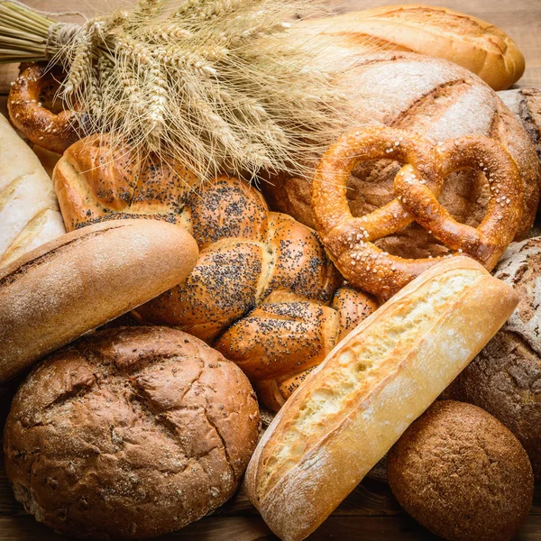 Färskt bröd och vete på träet — Stockfoto