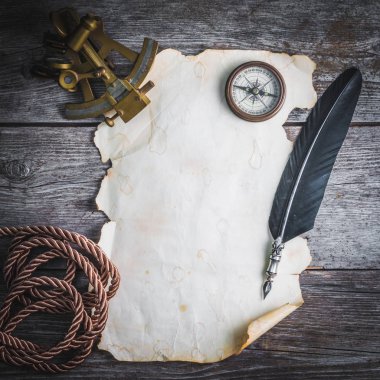 Pusula, sextant ve spyglass ahşap üzerinde