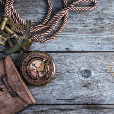 Pusula, sextant ve spyglass ahşap üzerinde