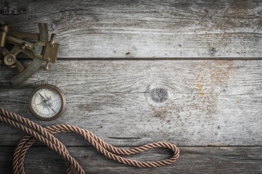 Pusula, sextant ve spyglass ahşap üzerinde