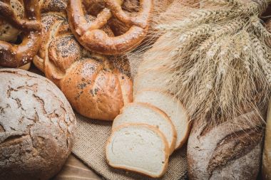 taze ekmek, kruvasan ahşap üzerinde