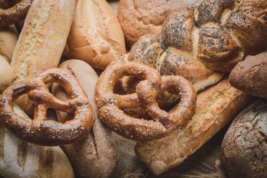 taze ekmek, kruvasan ahşap üzerinde