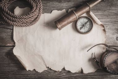 Pusula, sextant ve spyglass ahşap üzerinde
