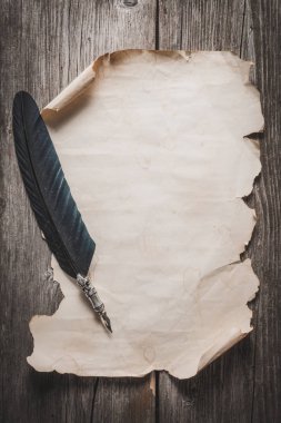 eski kağıt ve dolma kalem ahşap tahta üzerinde