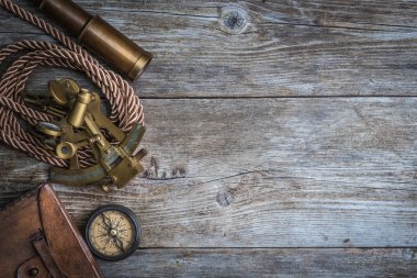 Pusula, sextant ve spyglass ahşap üzerinde