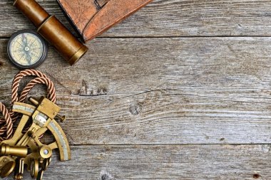 Pusula, sextant ve spyglass ahşap üzerinde