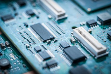 Elektronik devre kartının işlemcili yakın plan görüntüsü