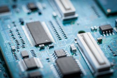 Elektronik devre kartının işlemcili yakın plan görüntüsü