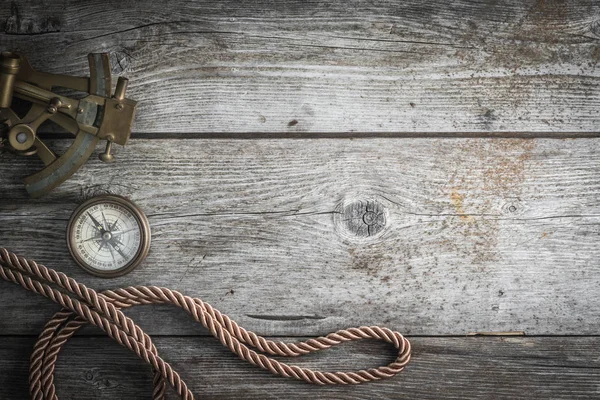 Kompas, sekstant i luneta na drewno — Zdjęcie stockowe