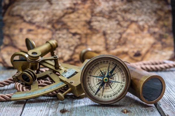 Bússola, sextante e spyglass na madeira — Fotografia de Stock