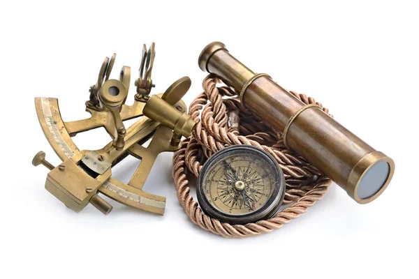 Kompas, sekstant i luneta na białym — Zdjęcie stockowe