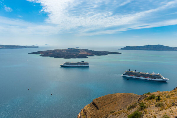 Крейсер класса люкс в заливе Фира
