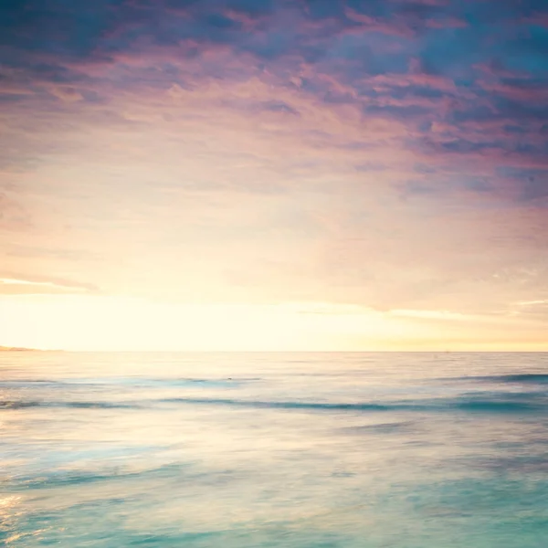Prachtige zonsondergang op de oceaan. — Stockfoto
