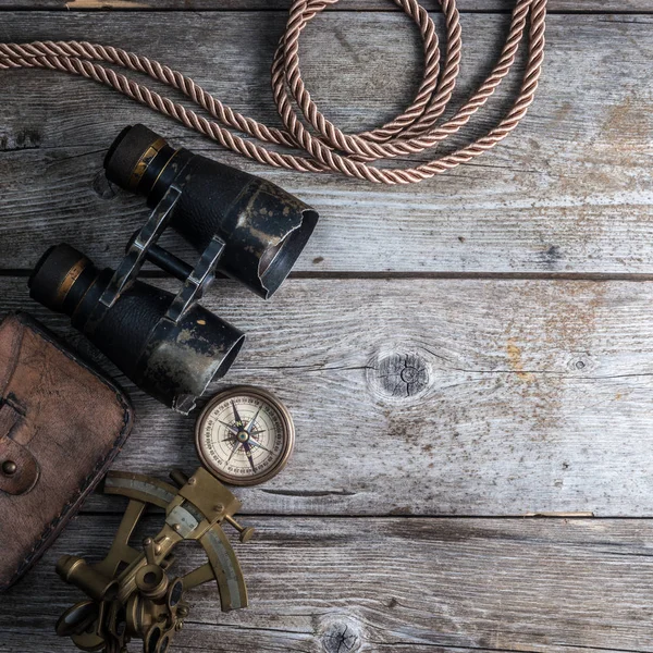 Brújula, sextante y catalejo sobre la madera — Foto de Stock