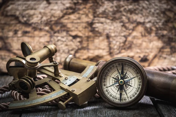 Boussole, sextant et verre espion sur le bois — Photo