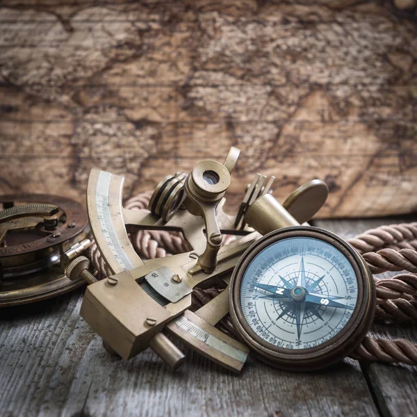 Boussole, sextant et verre espion sur le bois — Photo