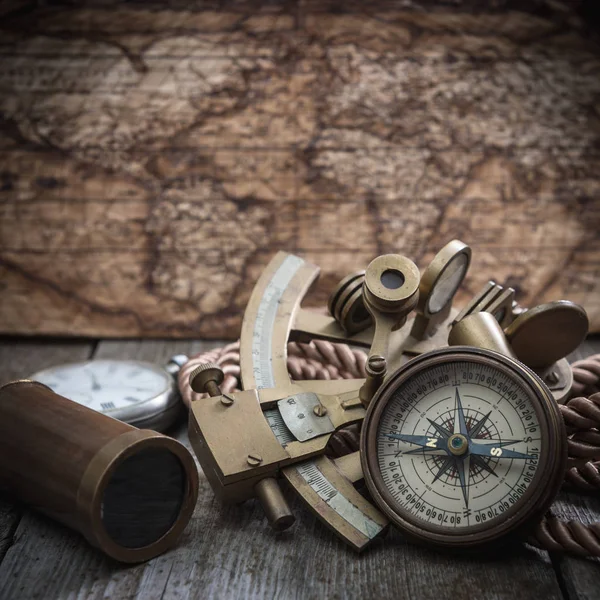 Boussole, sextant et verre espion sur le bois — Photo